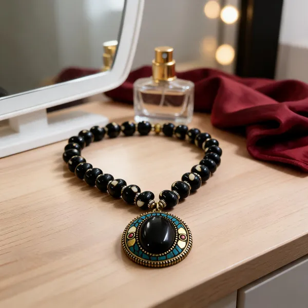 Black_Resin_Beaded_Pendant_Necklace_For_Women
