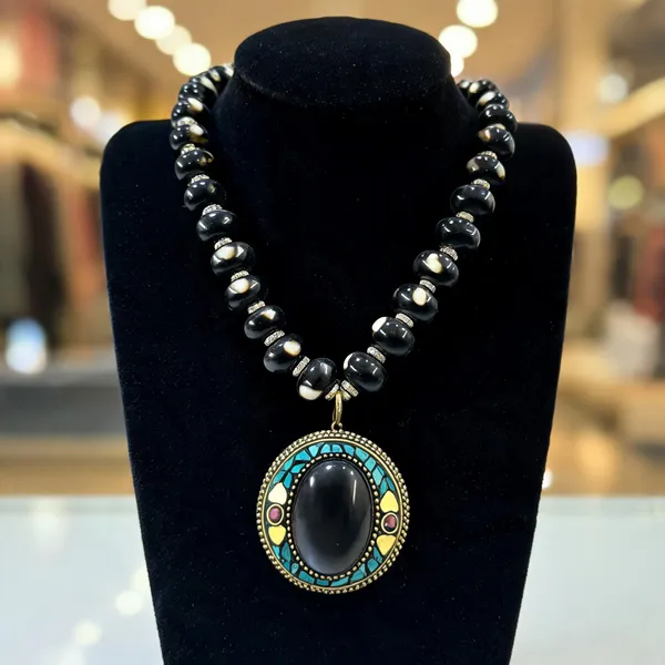 Black_Resin_Beaded_Pendant_Necklace_For_Women