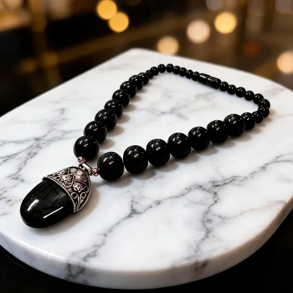 Black_Resin_Wood_Beaded_Pendant_Necklace_For_Women