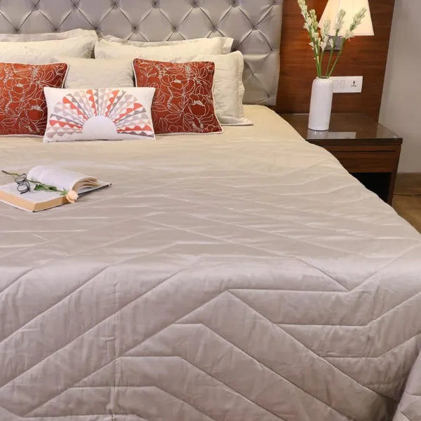 Cotton_Microfibre_Reversible_Comforter_Set_With_Pillow_And_Cushion_Covers