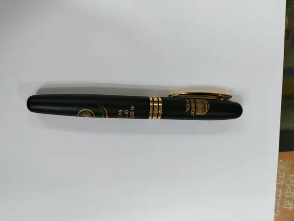 Black_Gold-Tone_Capped_Fountain_Pen