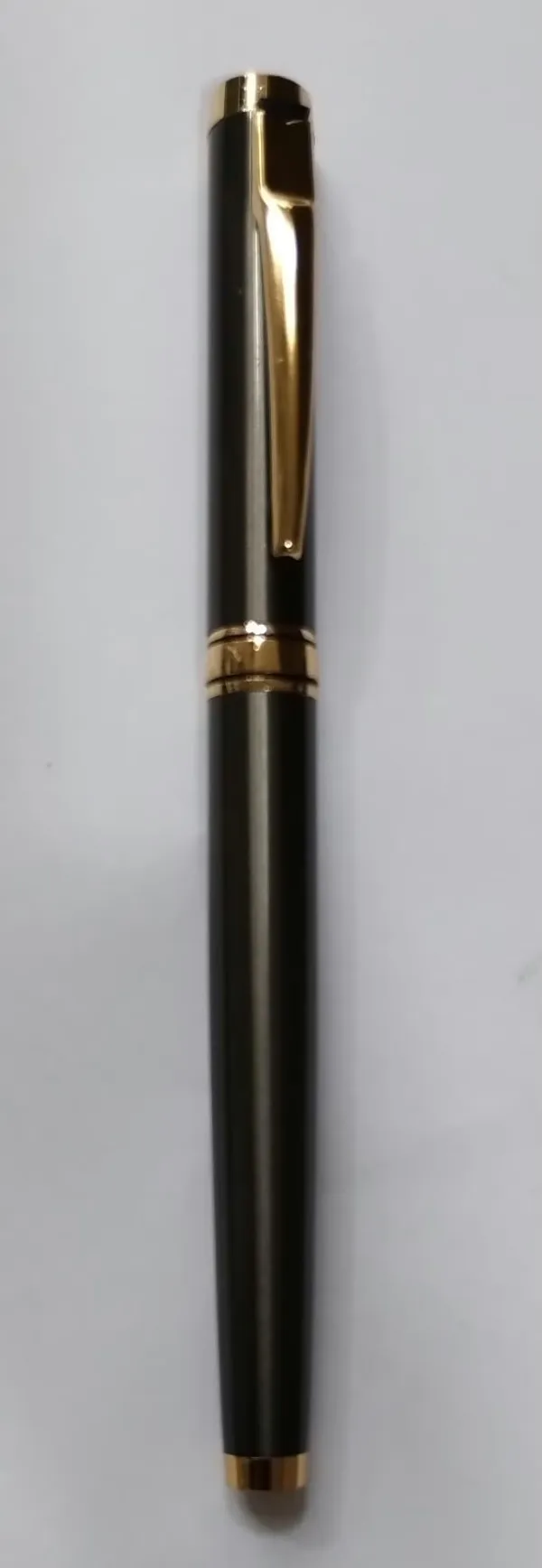 Black_Gold-Tone_Capped_Roller_Pen