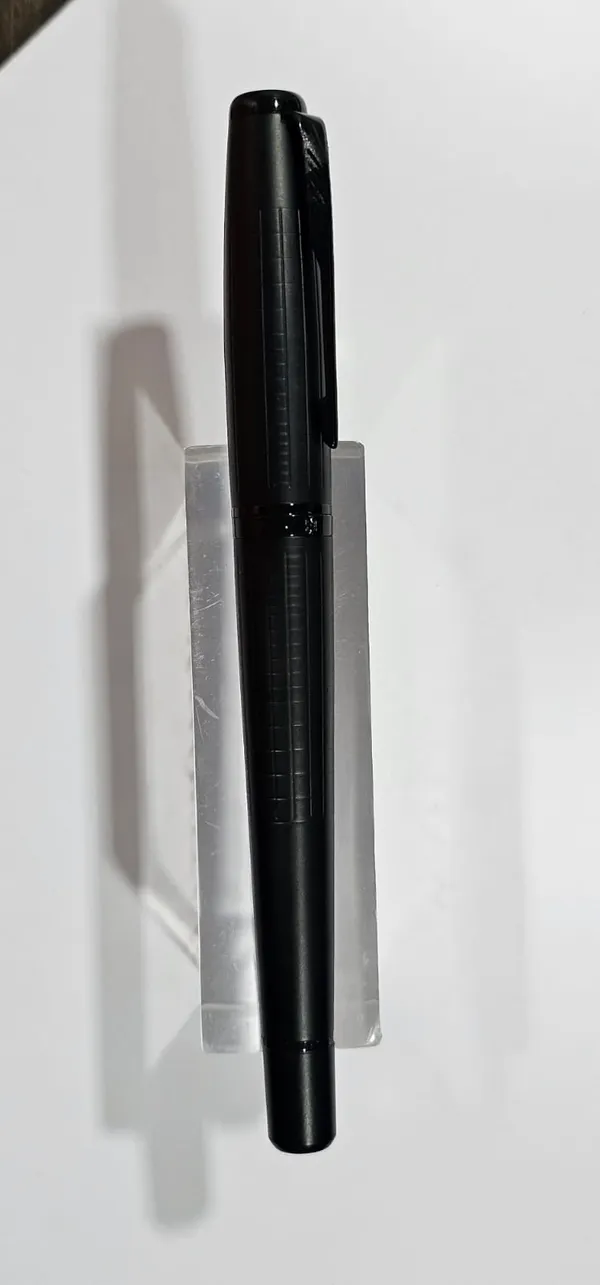 Black_Trim_Fountain_Pen_With_Clip_Centre_Band