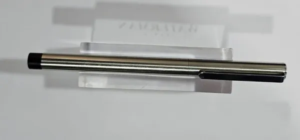Gold_Trim_Fountain_Pen_With_Clip_Centre_Band
