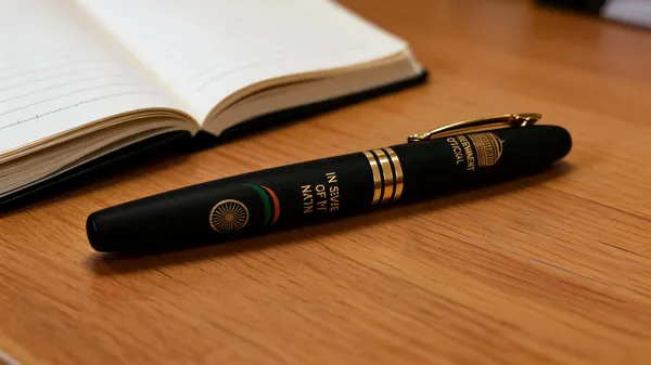Black_Gold-Tone_Capped_Fountain_Pen