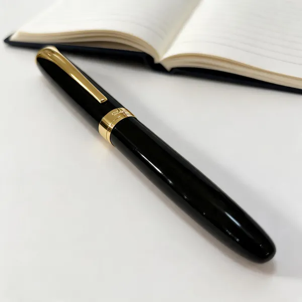 Black_Gold-Tone_Trim_Fountain_Pen_With_Clip_Centre_Band