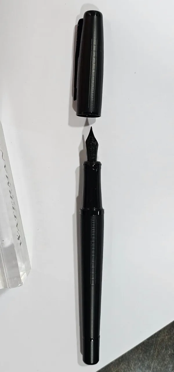 Black_Trim_Fountain_Pen_With_Clip_Centre_Band