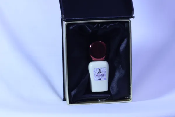 Arabian_Aura_Velvet_Mystique_Rose_Agarwood_Amber_Attar