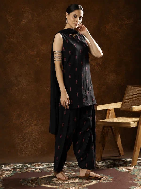 Black_Printed_Sleeveless_Kurta_Set_for_Women