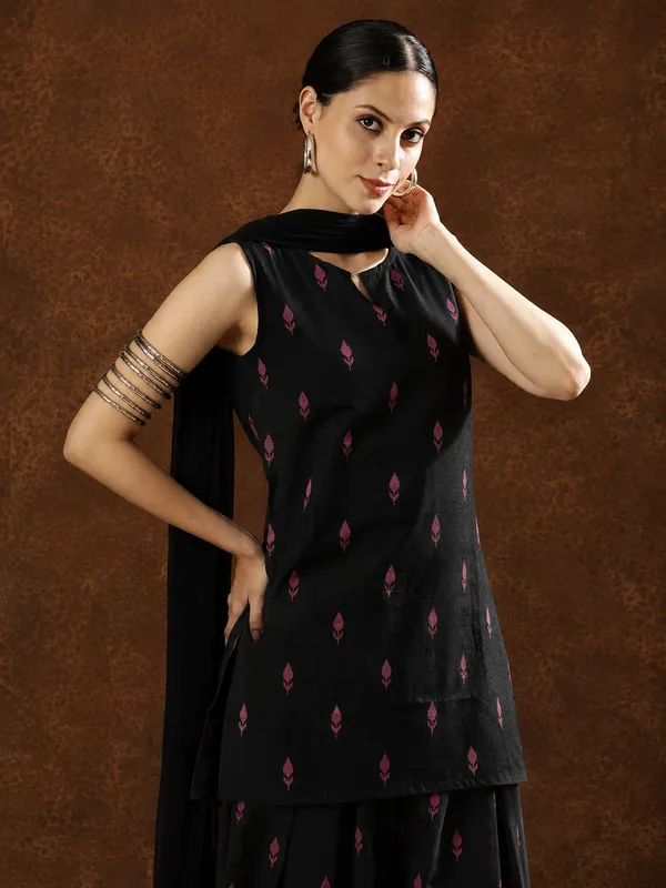 Black_Printed_Sleeveless_Kurta_Set_for_Women