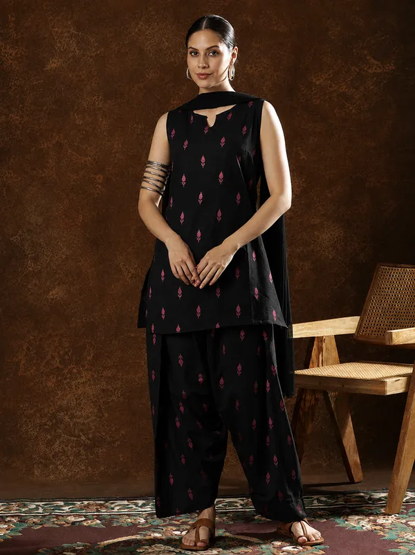Black_Printed_Sleeveless_Kurta_Set_for_Women