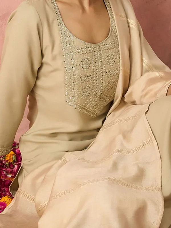 Beige_Straight_Fit_Ethnic_Kurta_Set_for_Women