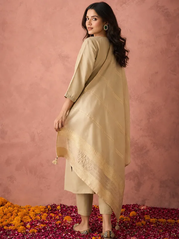 Beige_Straight_Fit_Ethnic_Kurta_Set_for_Women