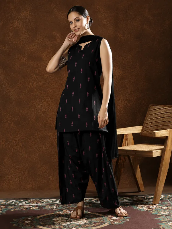 Black_Printed_Sleeveless_Kurta_Set_for_Women