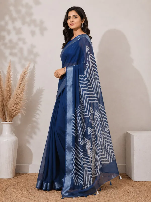 Cotton_Blend_Saree_With_Solid_Body_And_Pallu_Temple_Print
