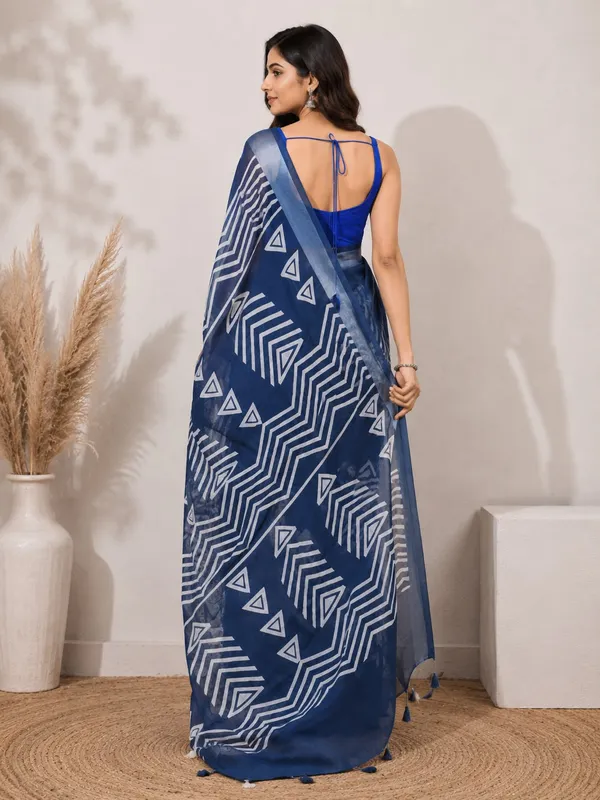 Cotton_Blend_Saree_With_Solid_Body_And_Pallu_Temple_Print