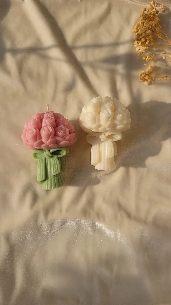 Romantic_Rose_Petals:_Scented_Floral_Wax_Candle