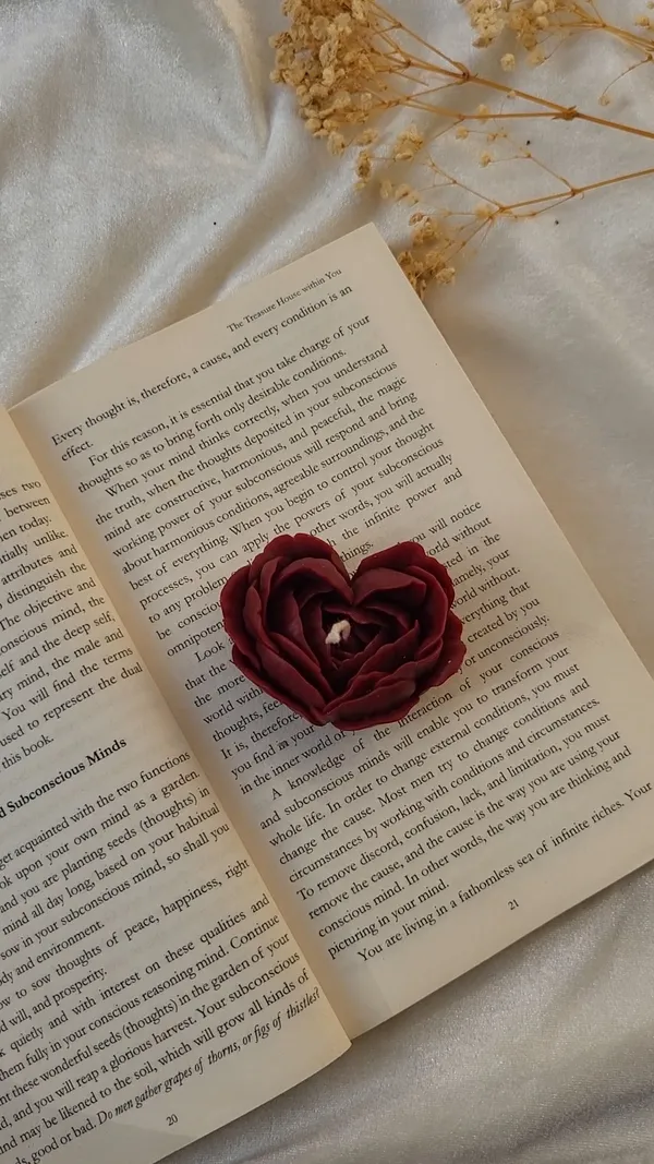 Sweet_Embrace_Heart_Candle_with_Rose_Scent