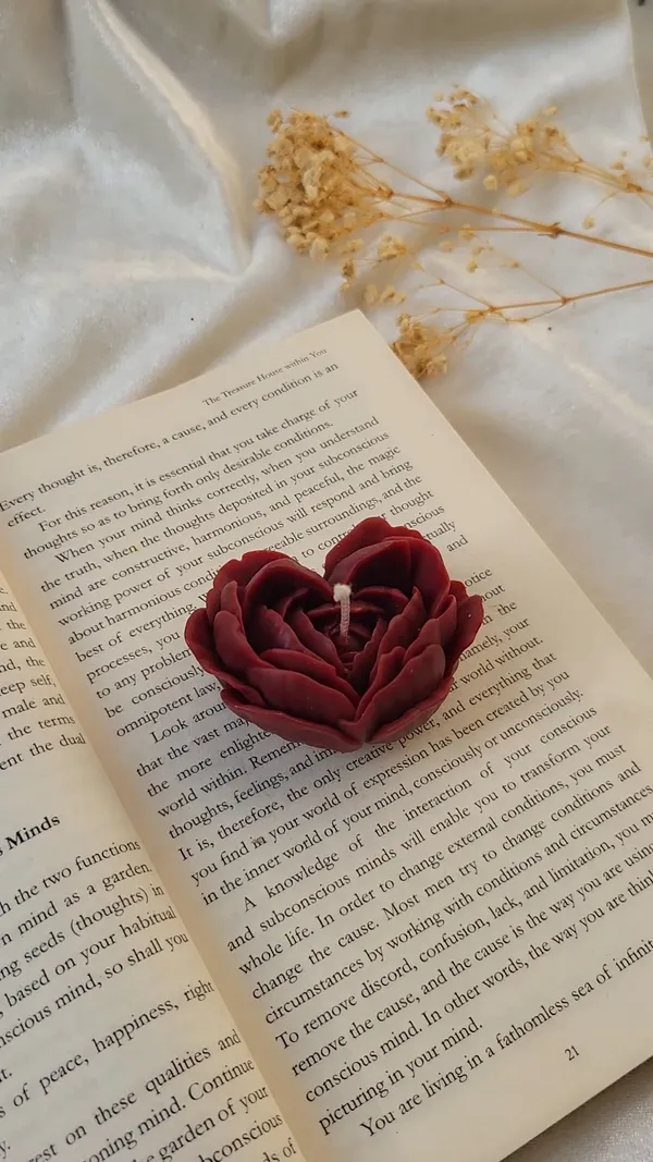 Sweet_Embrace_Heart_Candle_with_Rose_Scent