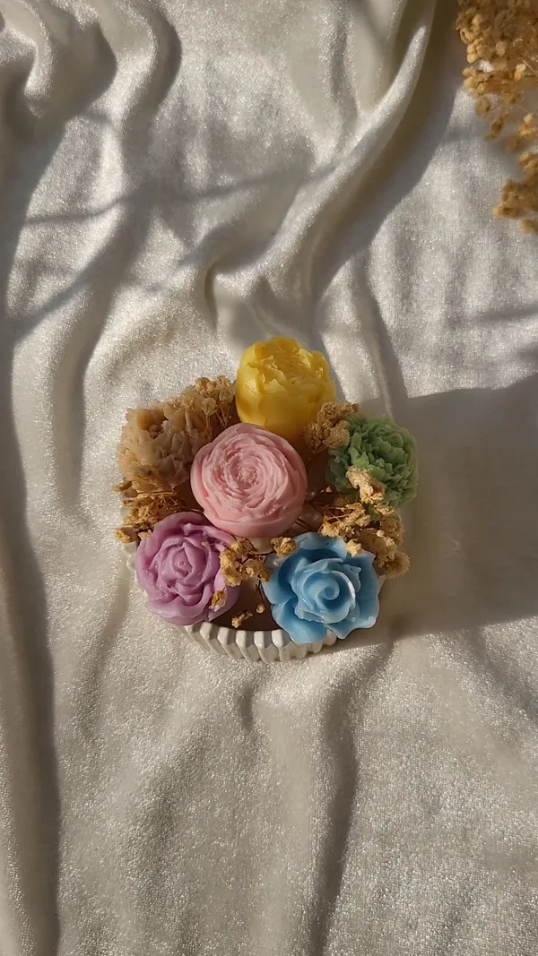 Ribbed_Pastel_Floral_Arrangement_Planter