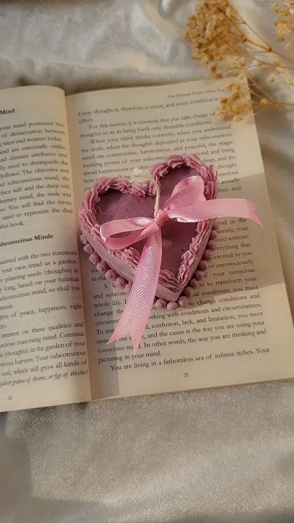 Textured_Heart_Shaped_Decorative_Gift_Box