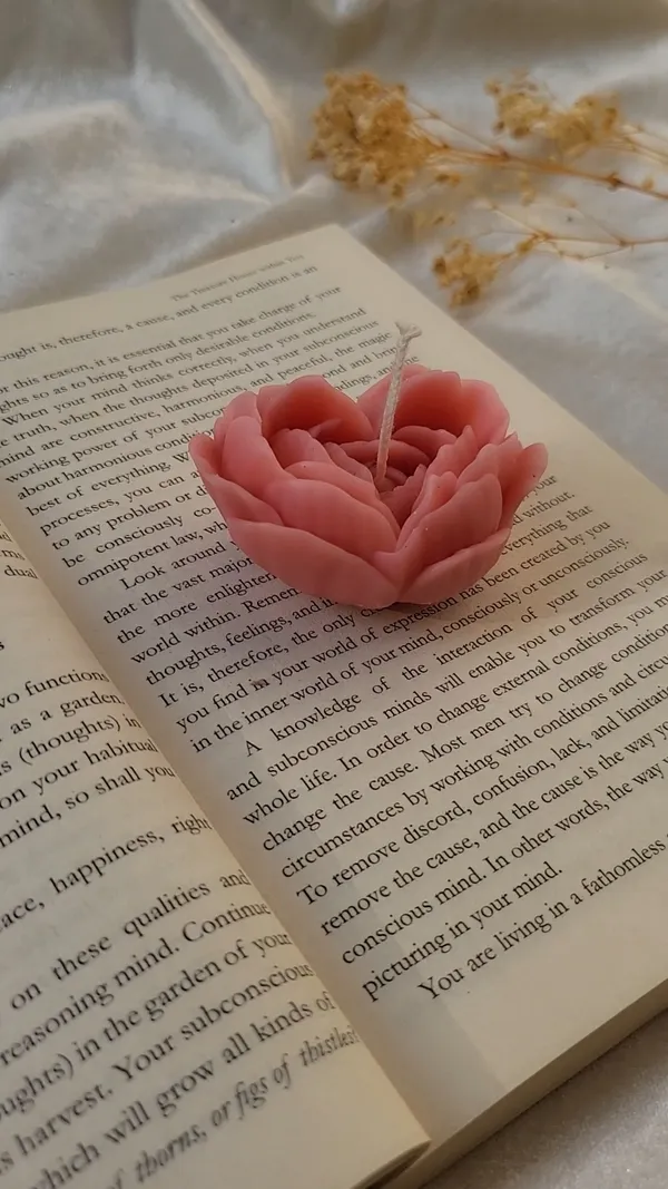 Sweet_Embrace_Heart_Candle_with_Rose_Scent