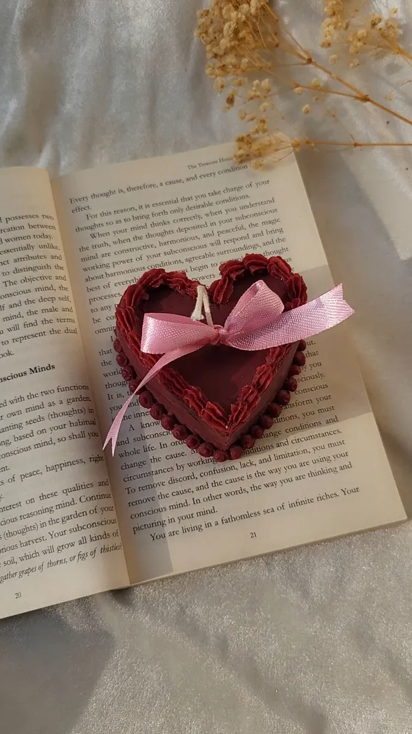 Textured_Heart_Shaped_Decorative_Gift_Box