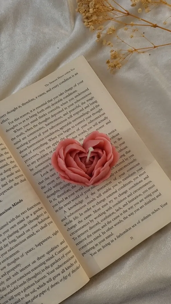 Sweet_Embrace_Heart_Candle_with_Rose_Scent