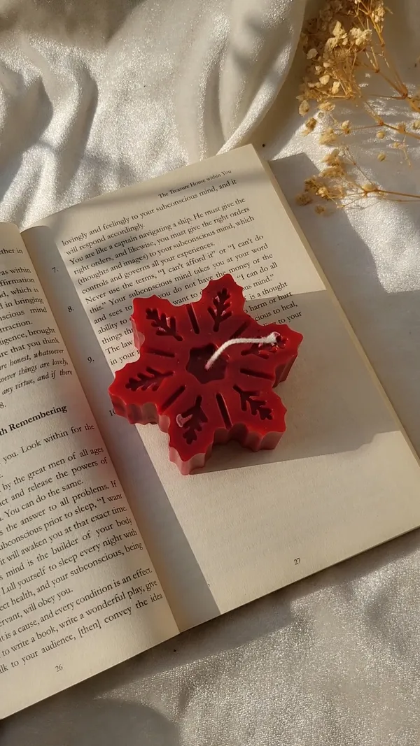 Red_Snowflake_Shaped_Decorative_Candle