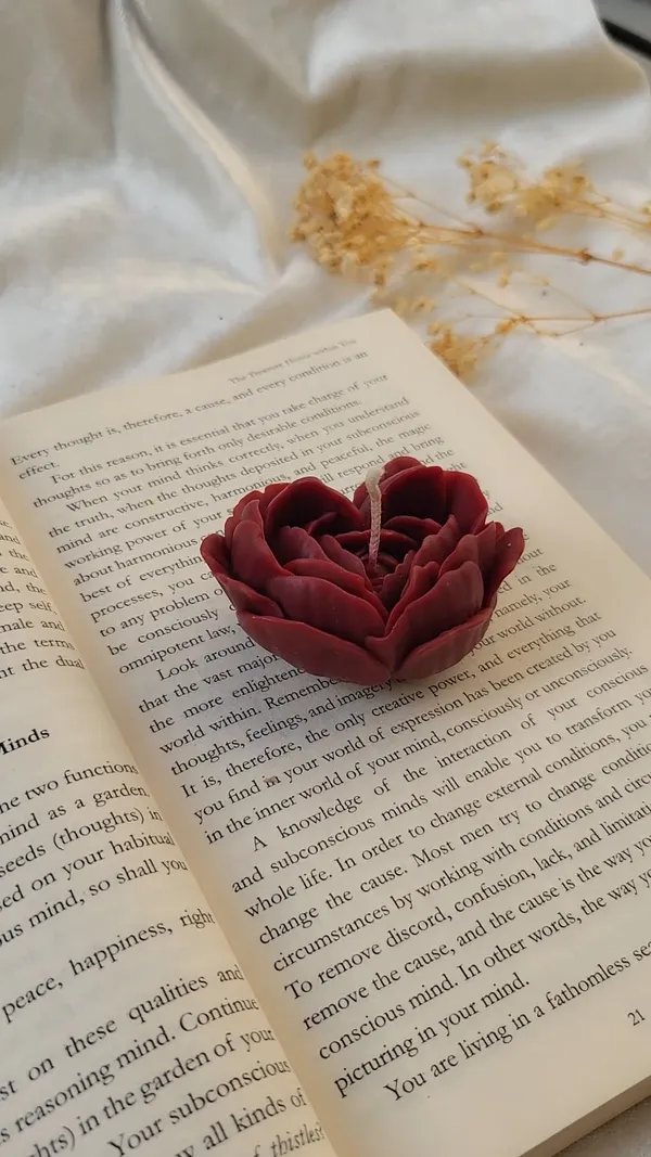 Sweet_Embrace_Heart_Candle_with_Rose_Scent