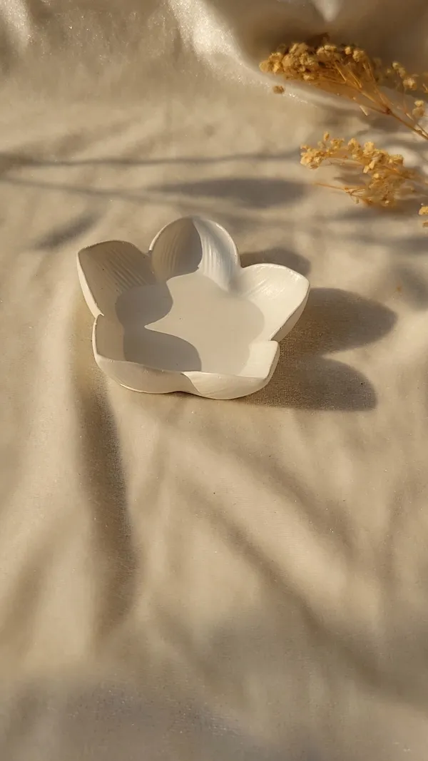 White_Concrete_Floral_Rabbit_Trinket_Tray