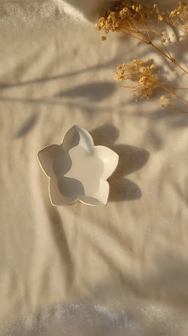 White_Concrete_Floral_Rabbit_Trinket_Tray
