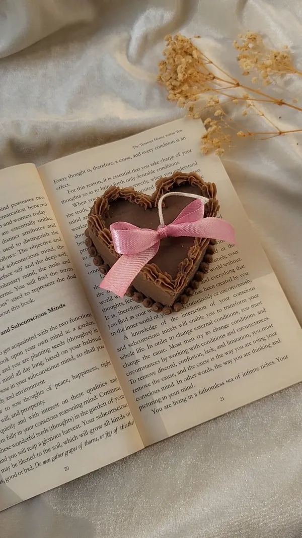 Textured_Heart_Shaped_Decorative_Gift_Box