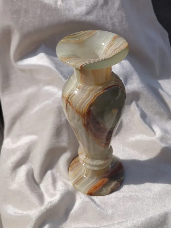 Handcrafted_Natural_Onyx_Vase_|_Elegant_Home_Decor_|_Vintage_Style