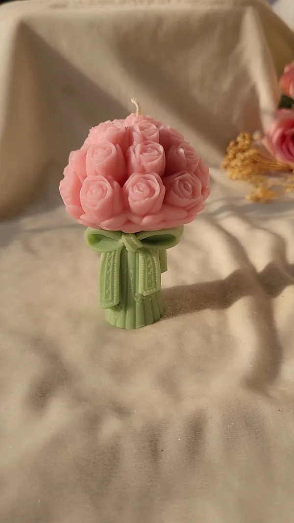 Romantic_Rose_Petals:_Scented_Floral_Wax_Candle