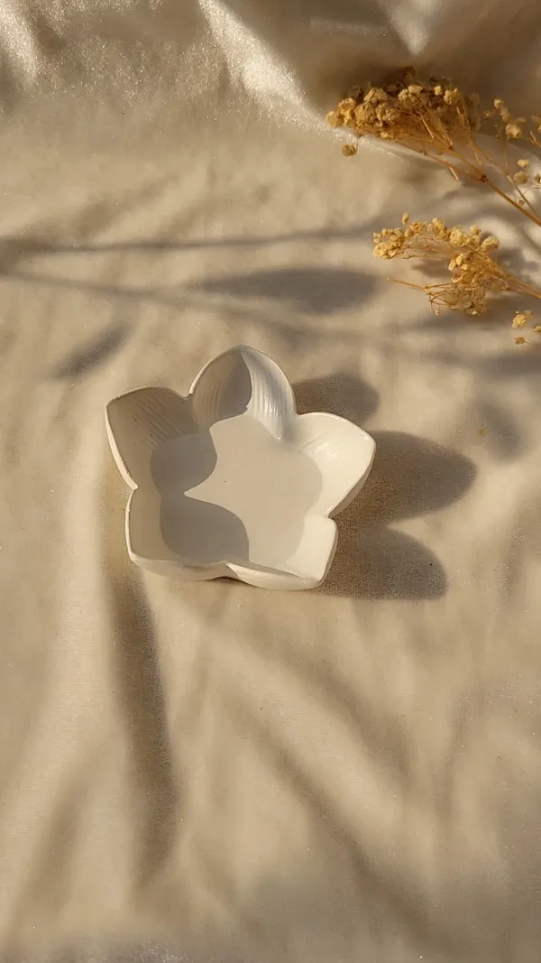 White_Concrete_Floral_Rabbit_Trinket_Tray