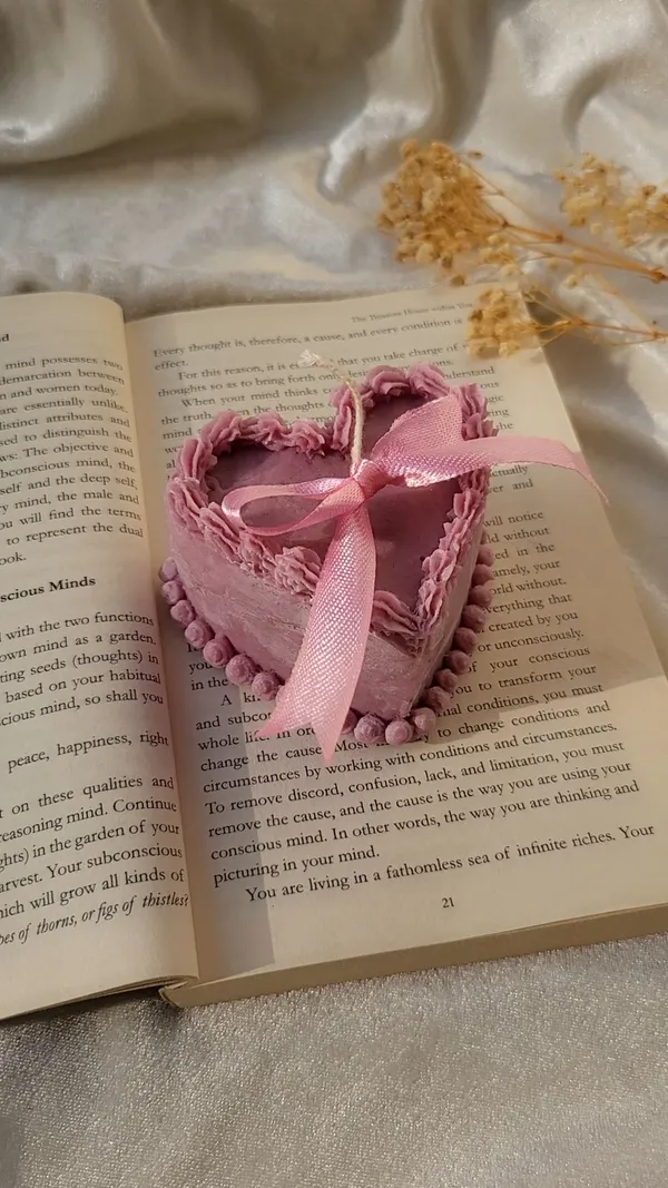 Textured_Heart_Shaped_Decorative_Gift_Box