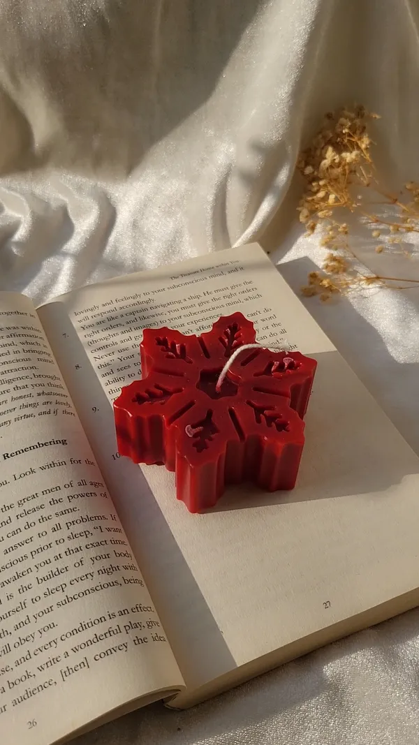 Red_Snowflake_Shaped_Decorative_Candle