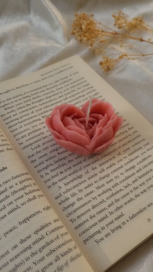 Sweet_Embrace_Heart_Candle_with_Rose_Scent