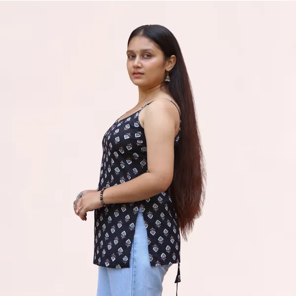 VIAM_Women_blackPrinted_Short_Kurti_with_Detachable_Shrug_Sleeves