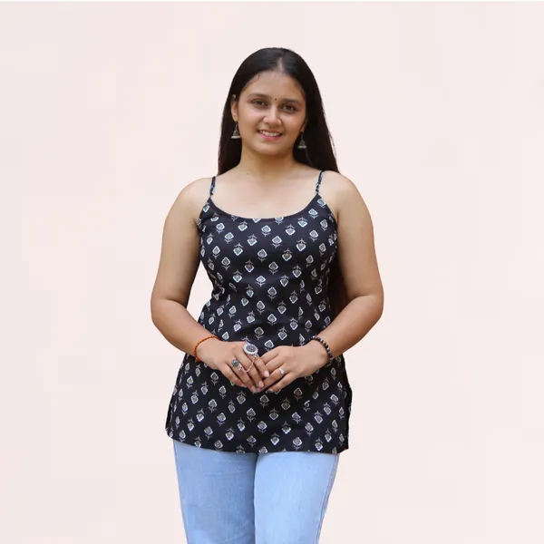 VIAM_Women_blackPrinted_Short_Kurti_with_Detachable_Shrug_Sleeves
