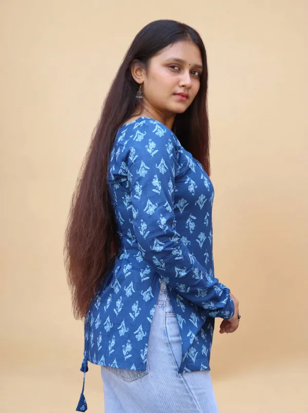 VIAM_Women_Blue_Printed_Short_Kurti_with_Detachable_Shrug_Sleeves