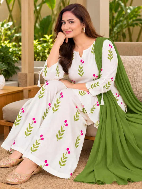 White_Floral_Print_Kurta_Set_With_Green_Dupatta_for_Women