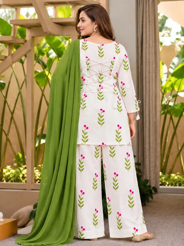 White_Floral_Print_Kurta_Set_With_Green_Dupatta_for_Women