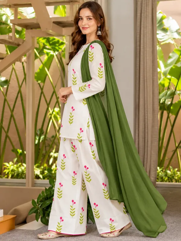 White_Floral_Print_Kurta_Set_With_Green_Dupatta_for_Women