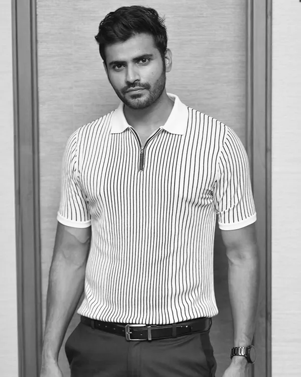 White_Cotton_Vertical_Pin_Stripe_Flat_Knit_Polo_T-Shirt_For_Men