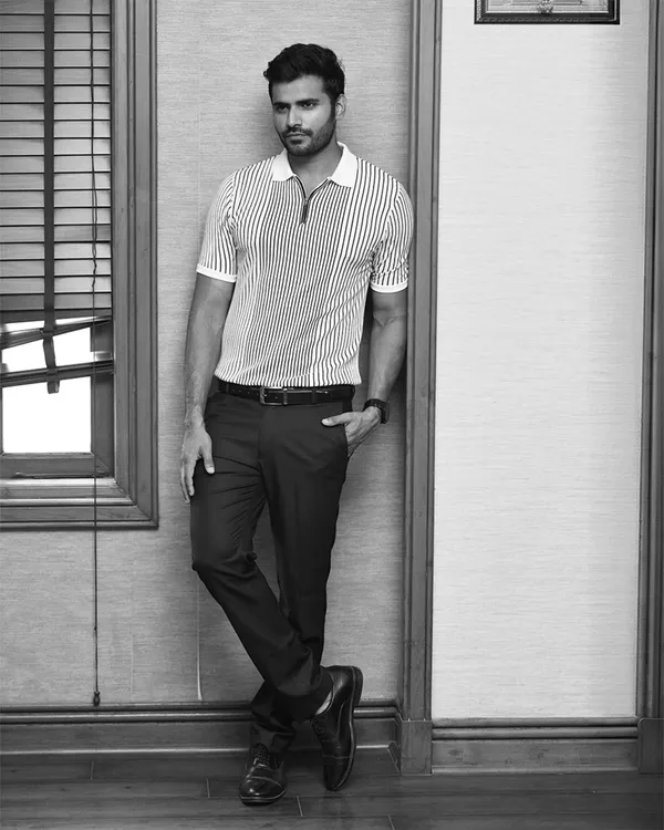White_Cotton_Vertical_Pin_Stripe_Flat_Knit_Polo_T-Shirt_For_Men