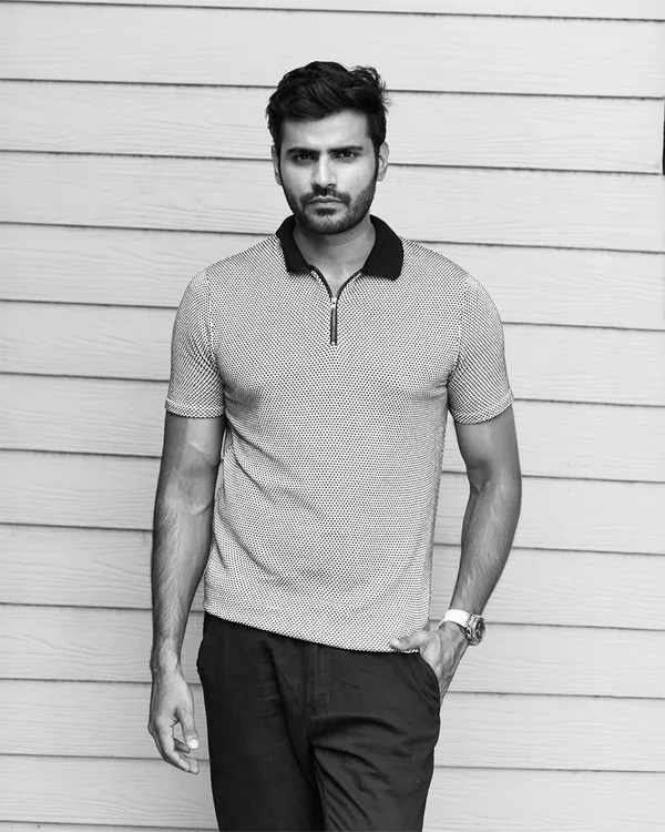 Black-White_Cotton_Geometric_Flat_Knit_Polo_Shirt_For_Men