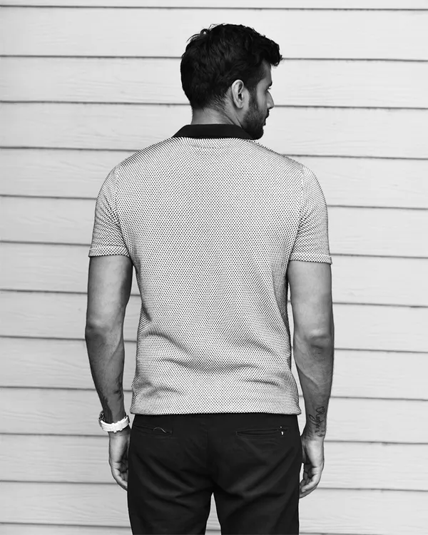Black-White_Cotton_Geometric_Flat_Knit_Polo_Shirt_For_Men