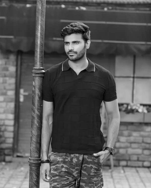 Black_Cotton_Grid_Flat_Knit_Polo_T-Shirt_For_Men